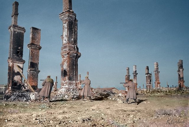 Колоризированные фотографии времен ВОВ (19 фото) 66f9e85047662.jpeg