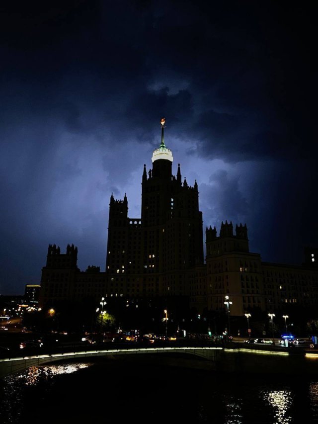 Красивые снимки грозы в Москве (5 фото) 66e08e3f419ee.jpeg