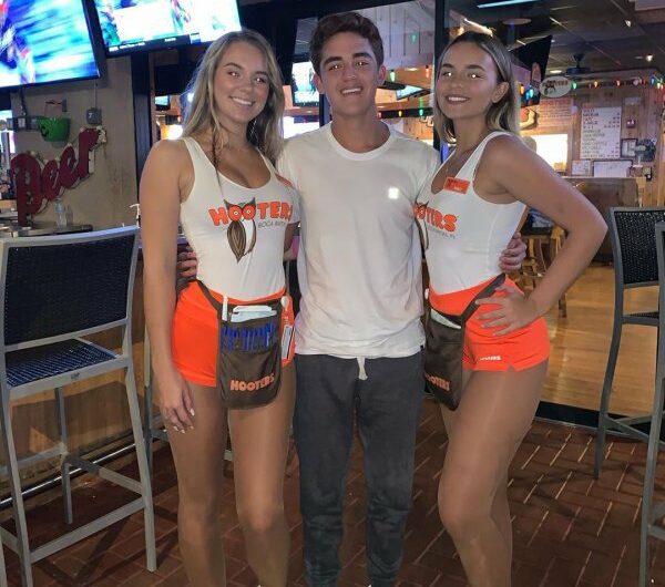 Официантки из ресторанов Hooters (30 фото) 66fa0531c88b2.jpeg