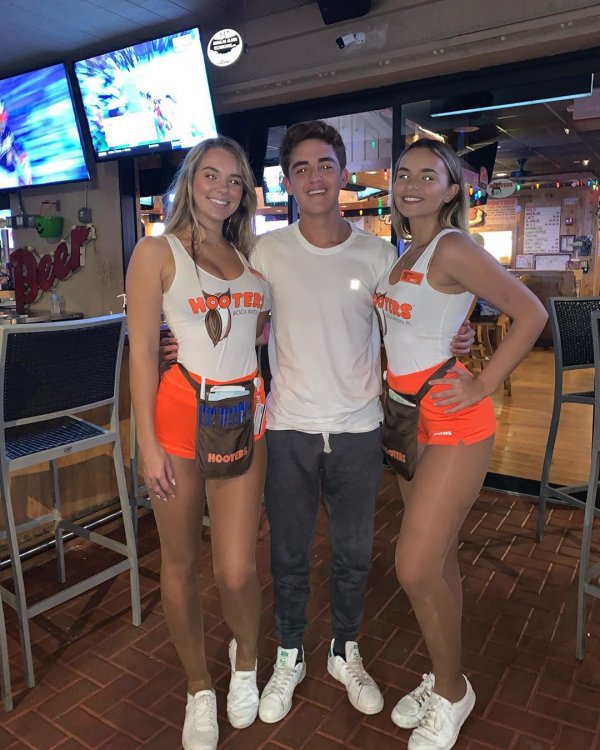 Официантки из ресторанов Hooters (30 фото) 66fa0531c88b2.jpeg