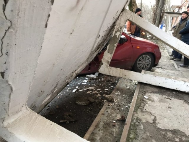 Почему не стоит парковаться возле подъезда (5 фото) 66f9fdf987003.jpeg