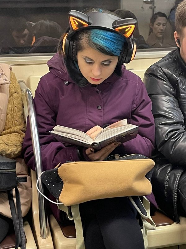 Стиляги в метро (22 фото) 66f85311d70c9.jpeg