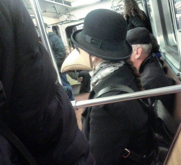 Стиляги в метро (38 фото) 66f9f5bb9f845.jpeg