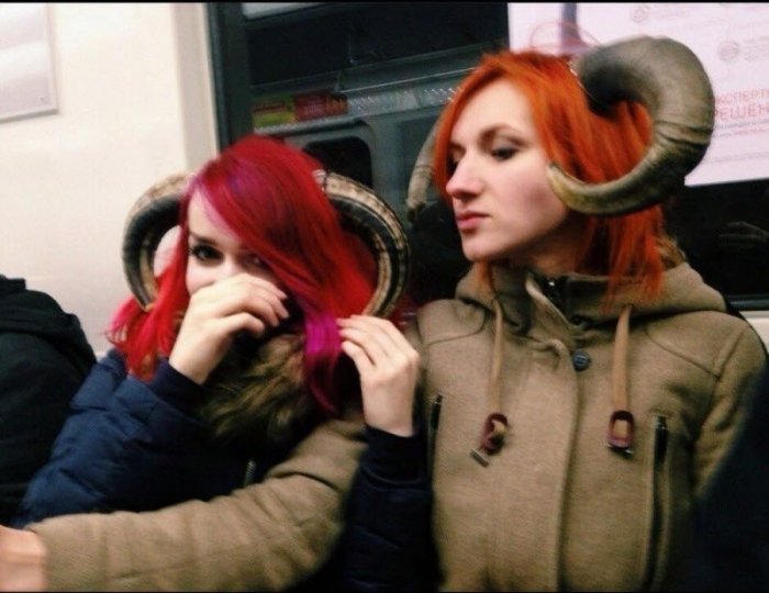 Стиляги в метро (39 фото) 66f9eab889943.jpeg