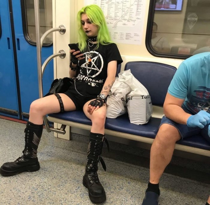 Стиляги в метро (40 фото) 66f9e9ad87e80.jpeg