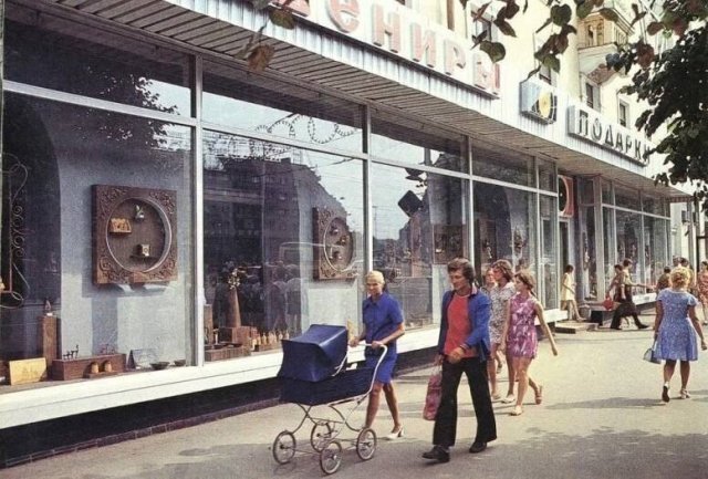 Улицы советских городов (15 фото) 66f9f03eef2d1.jpeg