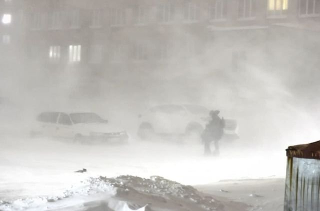 В Норильске сотня человек провела ночь в кинотеатре (6 фото) 66f8603422339.jpeg