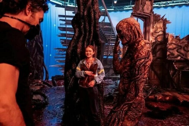 За кадром сериала «Очень странные дела» (30 фото) 66e08faf356af.jpeg