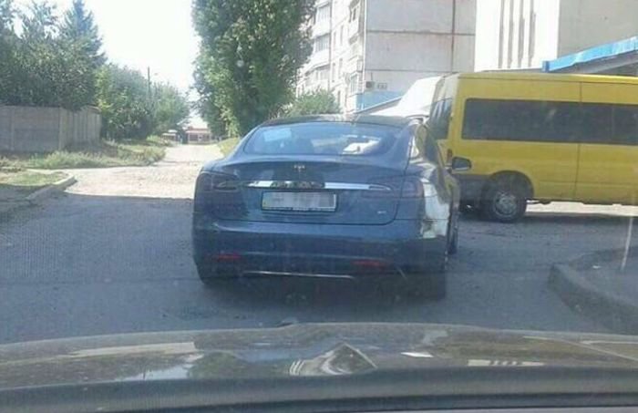 Брошенный посреди дороги автомобиль Tesla (2 фото) 6714c0598ce60.jpeg