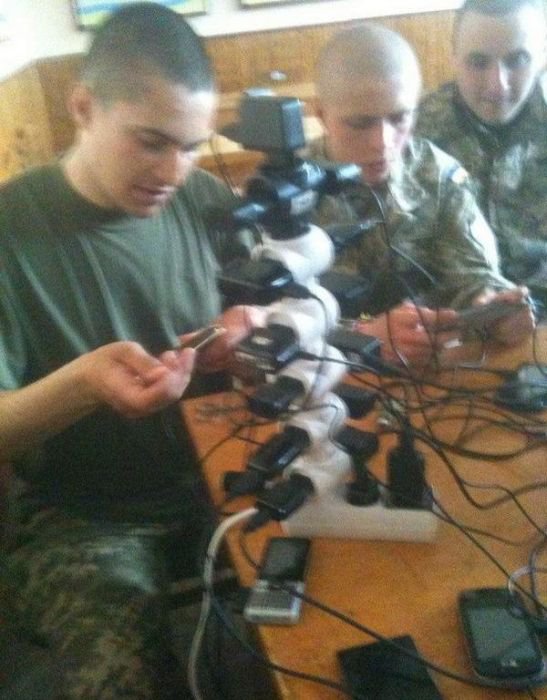 Как происходит зарядка телефонов в армии (13 фото) 670234c41eff4.jpeg