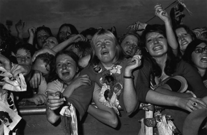 Обезумевшие фанатки рок звезд 1960 70 х (30 фото) 6702267b7424f.jpeg