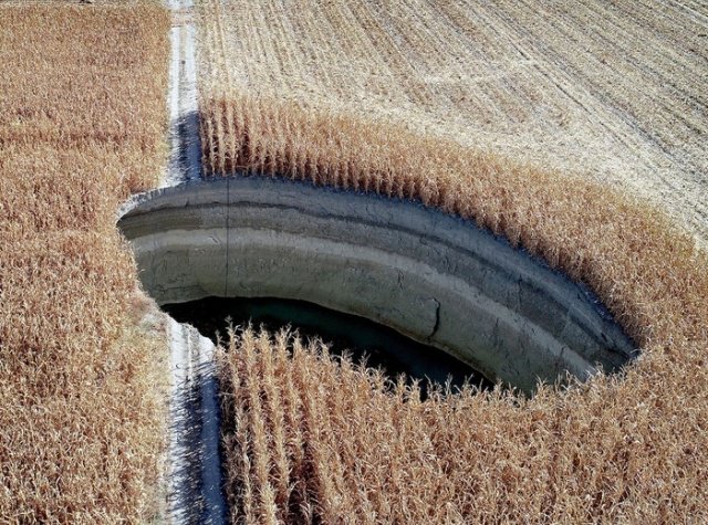Провал грунта на поле в Турции (6 фото) 67022531ec7e5.jpeg