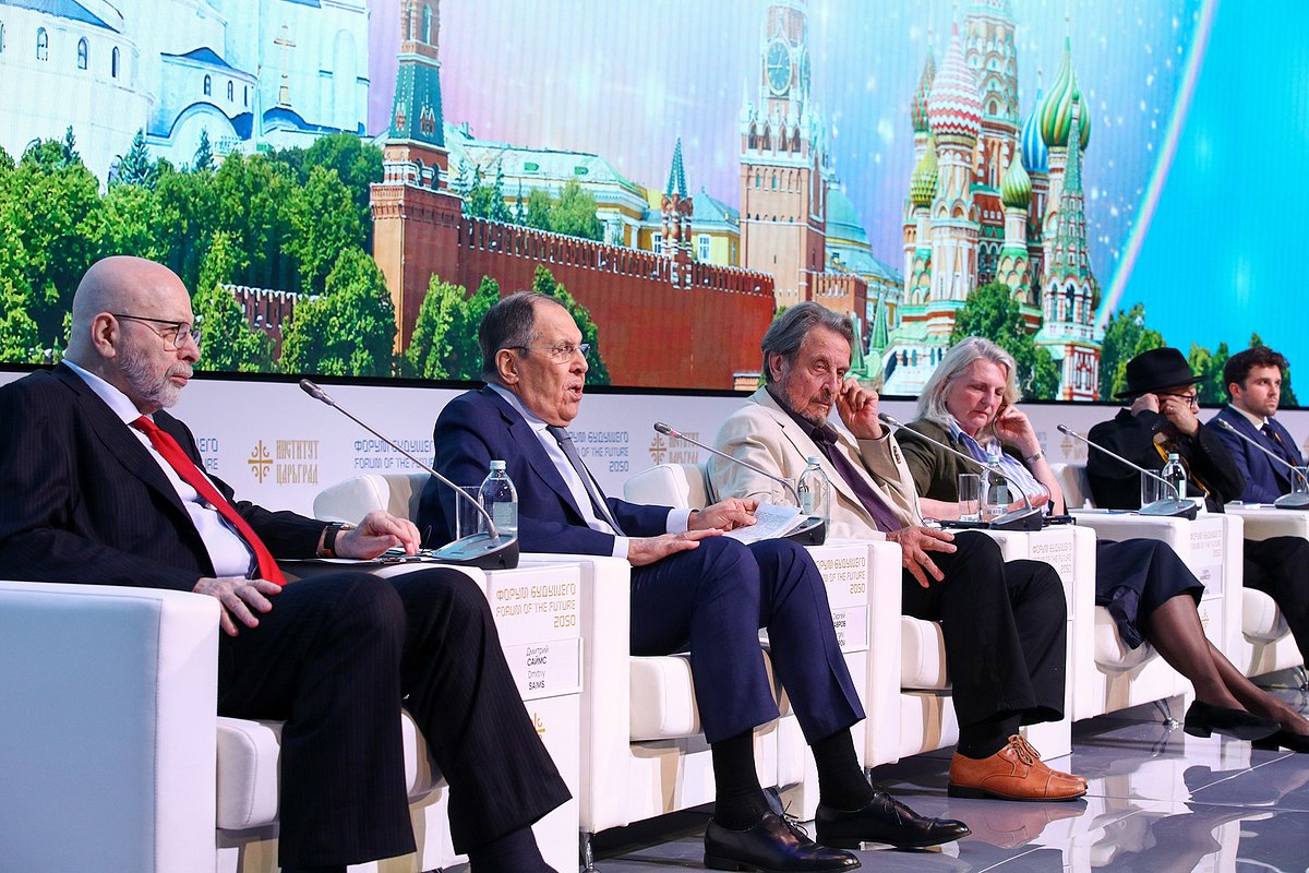 Политолог Дмитрий Саймс, министр иностранных дел России Сергей Лавров, отец Илона Маска Эррол Маск и бывший министр иностранных дел Австрии Карин Кнайсль на «Форуме будущего 2050»