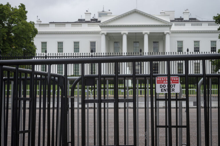 Ohrana Belogo Doma Snjala S Zabora Muzhchinu V Chernom Kostjume 092b378