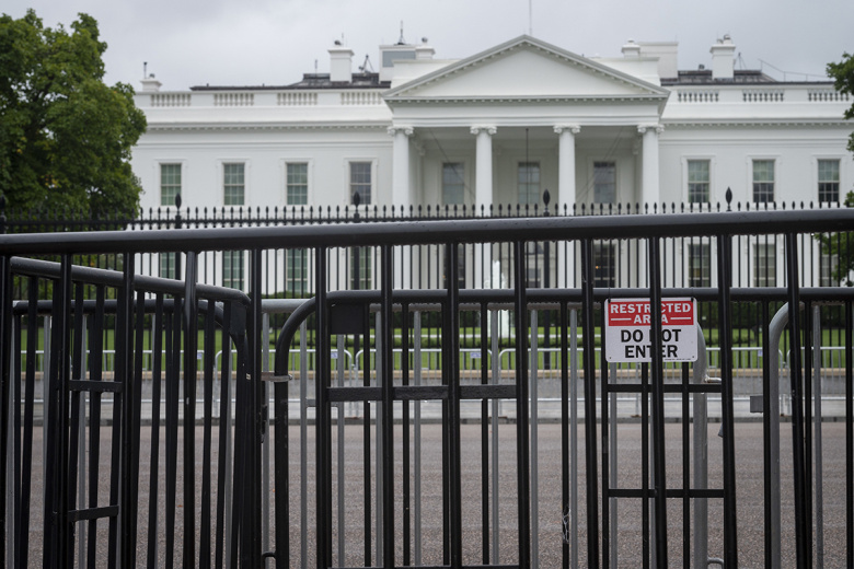 Ohrana Belogo Doma Snjala S Zabora Muzhchinu V Chernom Kostjume 092b378