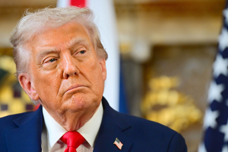 Tramp Poglumilsja Nad Portretom Bajdena V Belom Dome 6c8039b