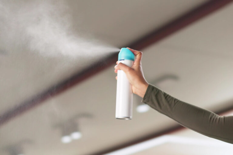 Uchitel Neskolko Nedel Izvodil Shkolu Raspyljaja Fekalnyj Sprej 0940703