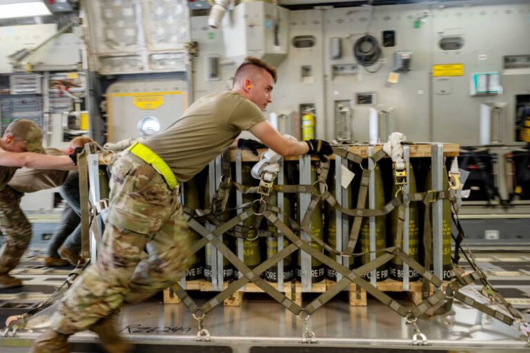 Byvshaja Pomoshhnica Bajdena Vyskazalas O Postavkah Oruzhija Ukraine 2aeaf51