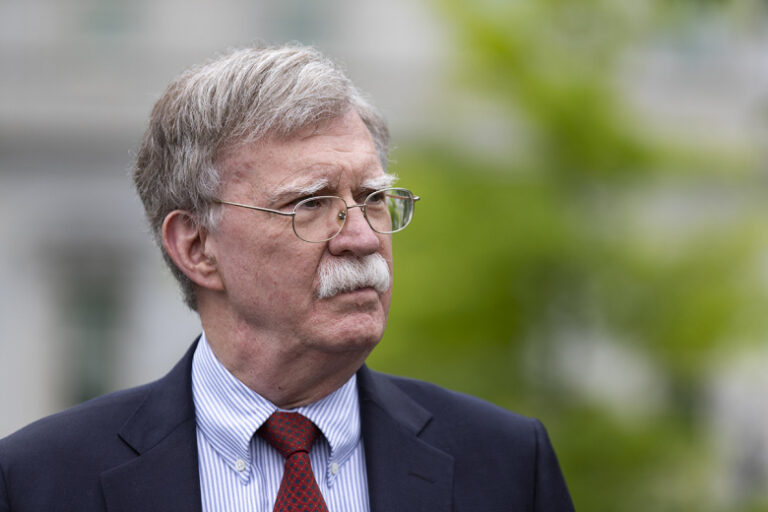 Eks Pomoshhnika Trampa Obvinili V Slive Sverhsekretnyh Dokumentov 7b6891e