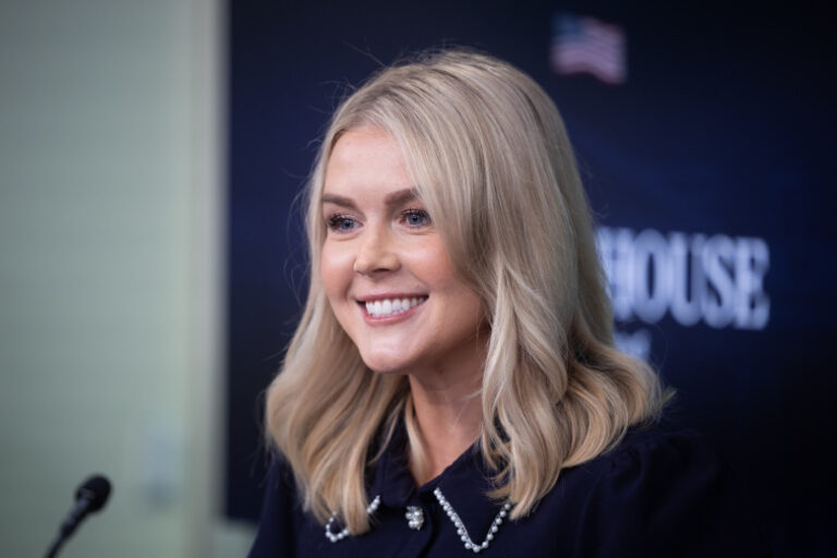 Tramp Ocenil Rabotu Gubami Press Sekretarja Belogo Doma 5e71720