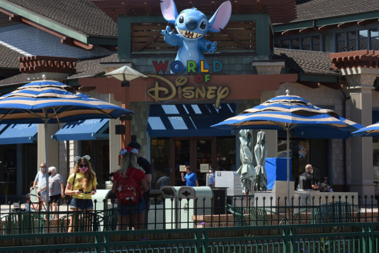 V Disnejlende Vo Floride Prodolzhilas Chereda Strannyh Smertej 7b9fdd9