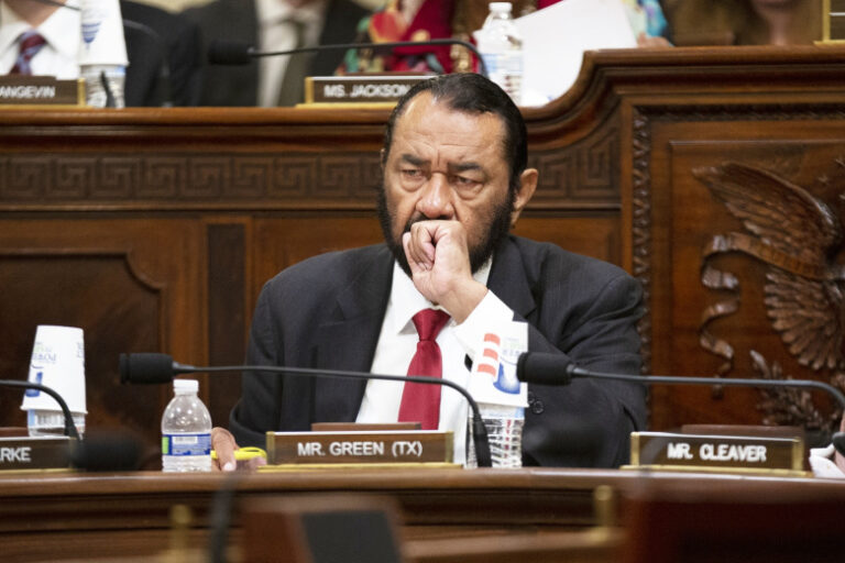 Demokraty Gotovjat Trampu Rozhdestvenskij Podarok S Podvohom 2e598f4