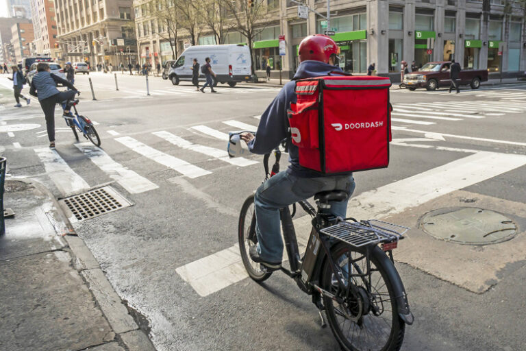 Devushka Kurer Pozhalovalas Na Domogatelstva I Poshla Pod Sud 61cd269