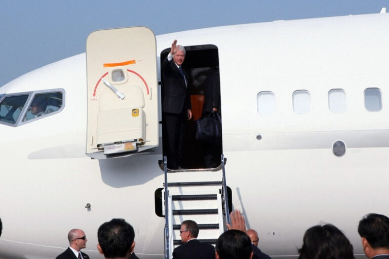 Na Zapade Vyjasnili Skolko Raz Klinton Letal Na Samolete Epshtejna 2ae8b50