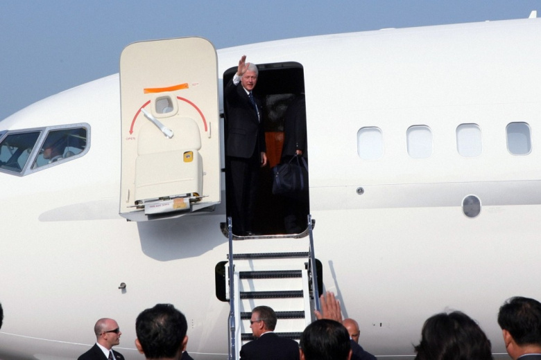 Na Zapade Vyjasnili Skolko Raz Klinton Letal Na Samolete Epshtejna 2ae8b50