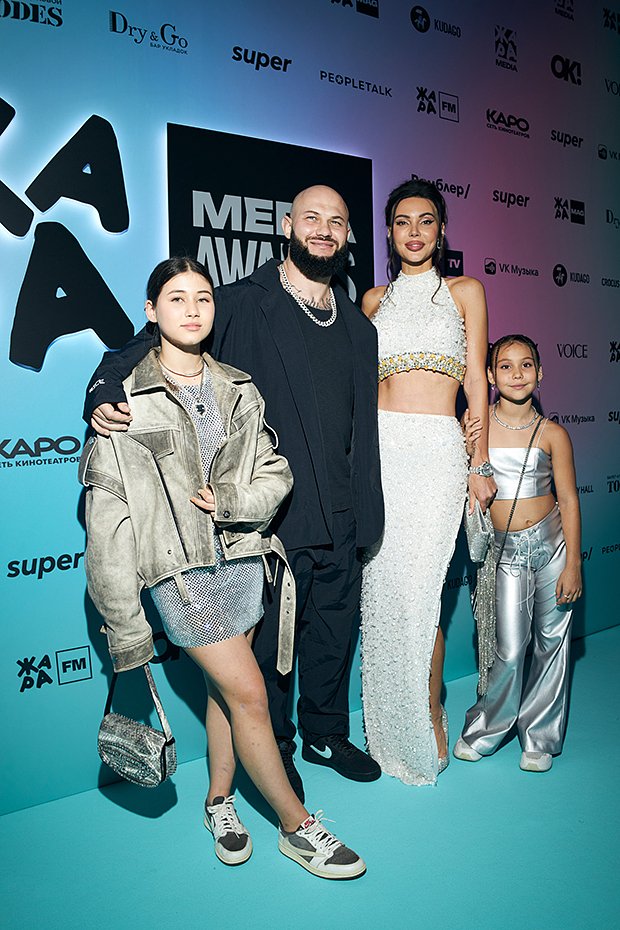 Джиган с Оксаной Самойловой и дочерьми Ариелой и Леей