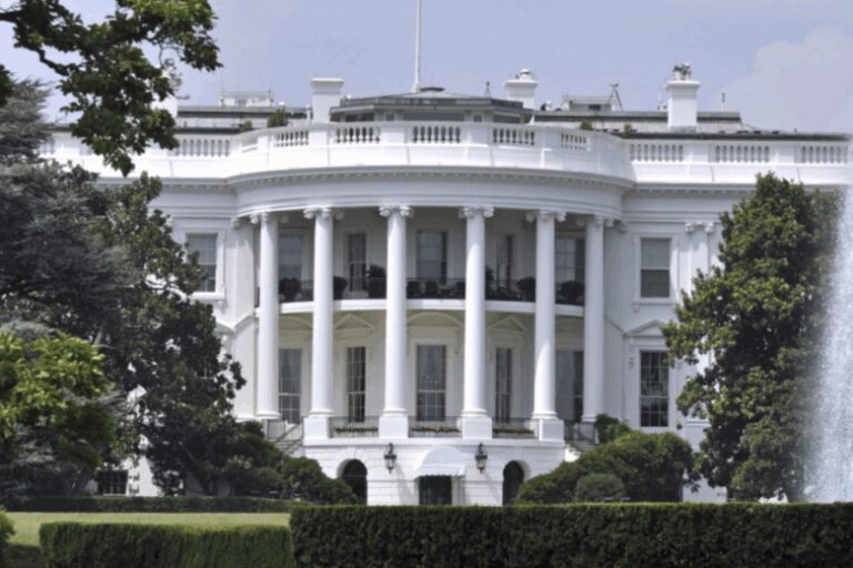 Strelba U Belogo Doma Smert Nacgvardejcev Reakcija Trampa Chto Izvestno Cf541e1