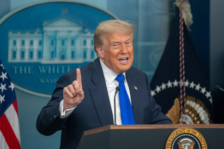 Tramp Unizil Zhurnalistku Posle Voprosa O Strelbe V Vashingtone 0fb3bf3