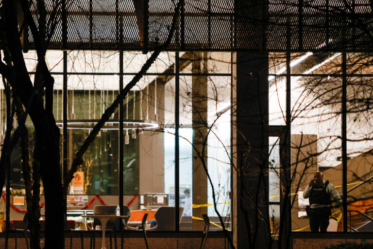 Ssha Ostanovjat Rozygrysh Grin Kart Posle Strelby V Braunovskom Universitete 0627789