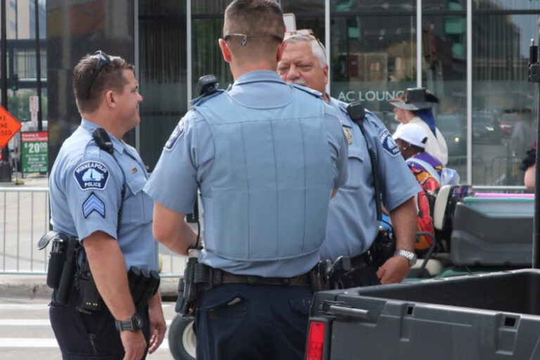 Agent Ice Otkryl Ogon Po Vooruzhennomu Muzhchine V Minneapolise Fb98679