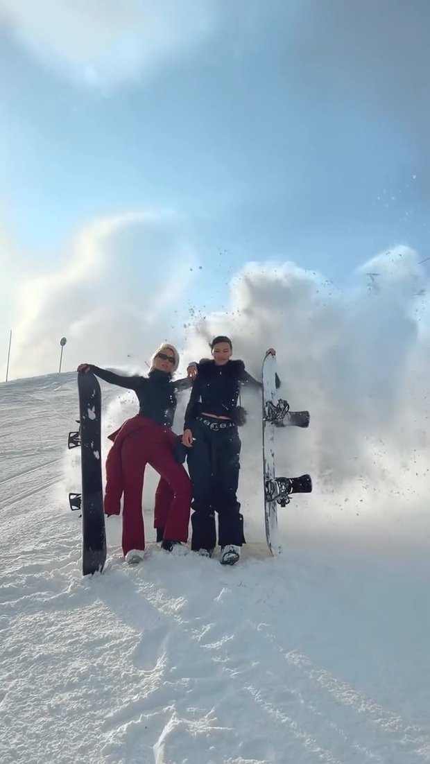 Певица Клава Кока и блогерша Оксана Самойлова во время катания на сноубордах в Куршевеле