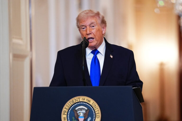 Tramp brosil kongressu vyzov iz za poshlin 031120d