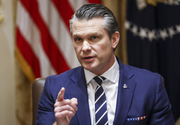 Hegset otkazalsja prisvaivat generalskie zvanija chernokozhim i zhenshhinam 03b0614