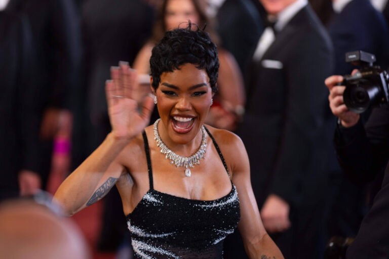 Ohrannik podnjal ruku na zvezdu gollivuda vo vremja premii oskar 0865ff6