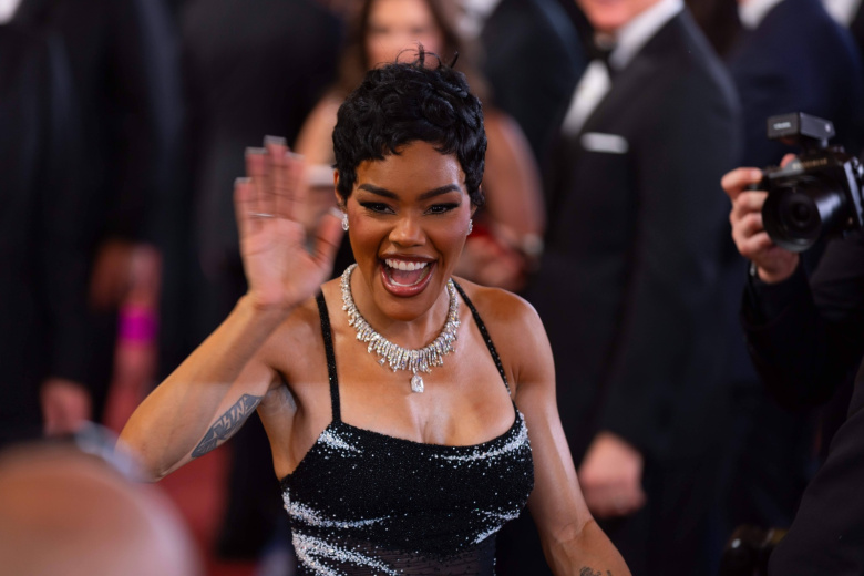 Ohrannik podnjal ruku na zvezdu gollivuda vo vremja premii oskar 0865ff6