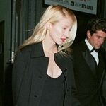 Piarshhica calvin klein i zhena kennedi mladshego stala ikonoj stilja 1990 h pochemu v 2026 m ej vdrug nachali podrazhat 7f3f768