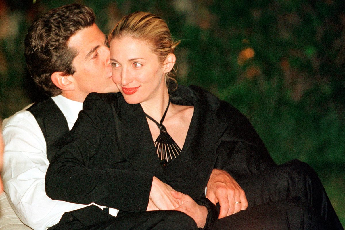 Кеннеди-младший с супругой на ежегодном ужине корреспондентов Белого дома в Вашингтоне. 1 мая 1999 года 