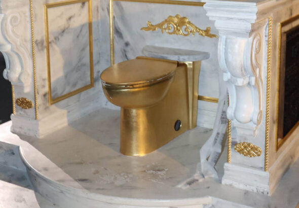 Tron dostojnyj korolja u trampa pojavilsja zolotoj unitaz na ulice 733ac47