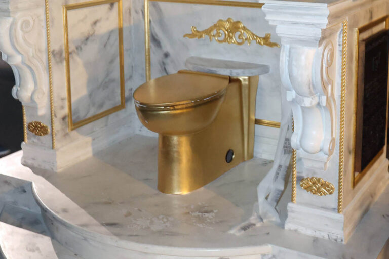 Tron dostojnyj korolja u trampa pojavilsja zolotoj unitaz na ulice 733ac47